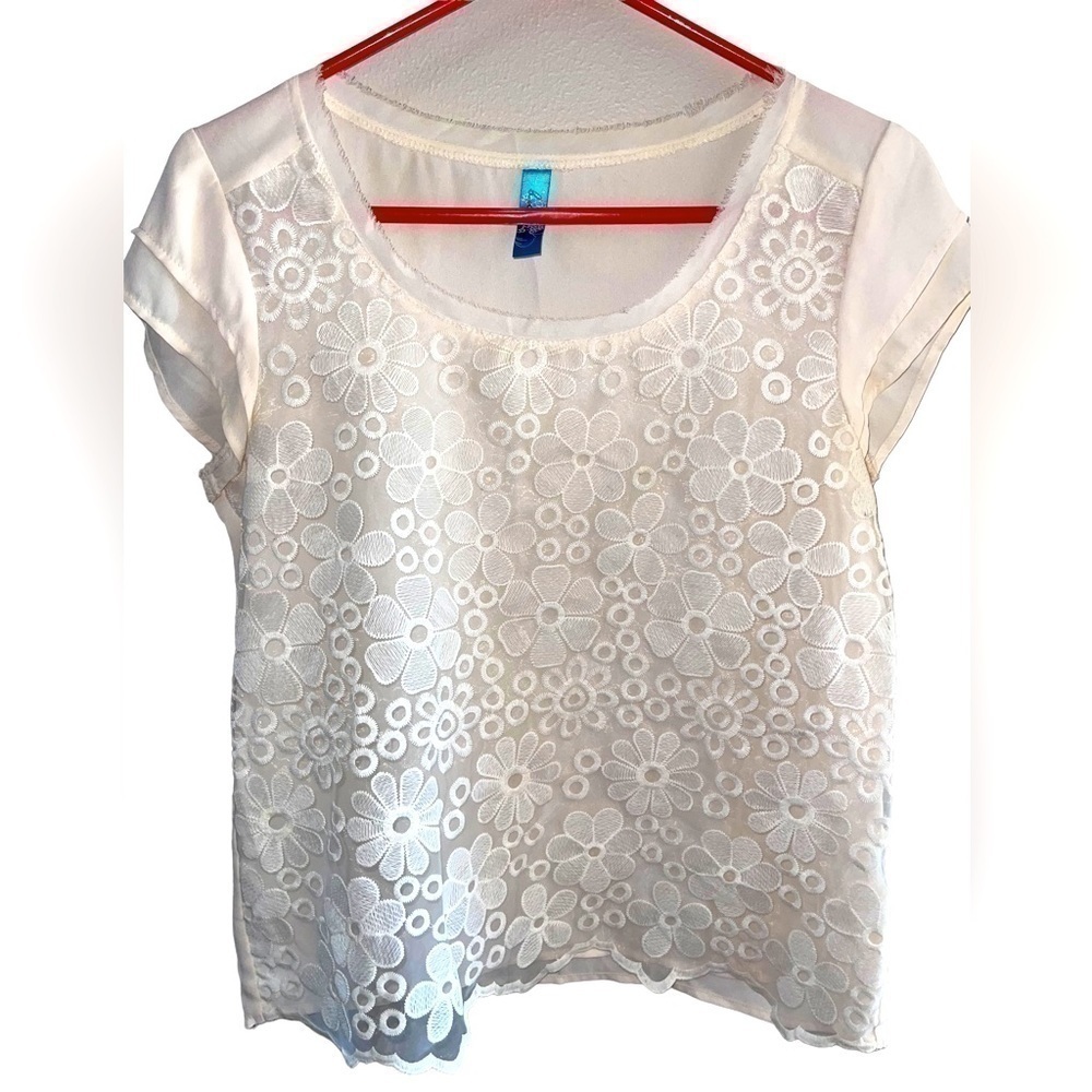 𝅺boutique PURCHASED CREAM COMOR TOP WITH FLOWER LACE OVERLAY SIZE SMALL
